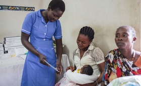 Lilian attends to a mother and her newborn at the Juba Teaching Hospital. (Photo: UNFPA South Sudan)