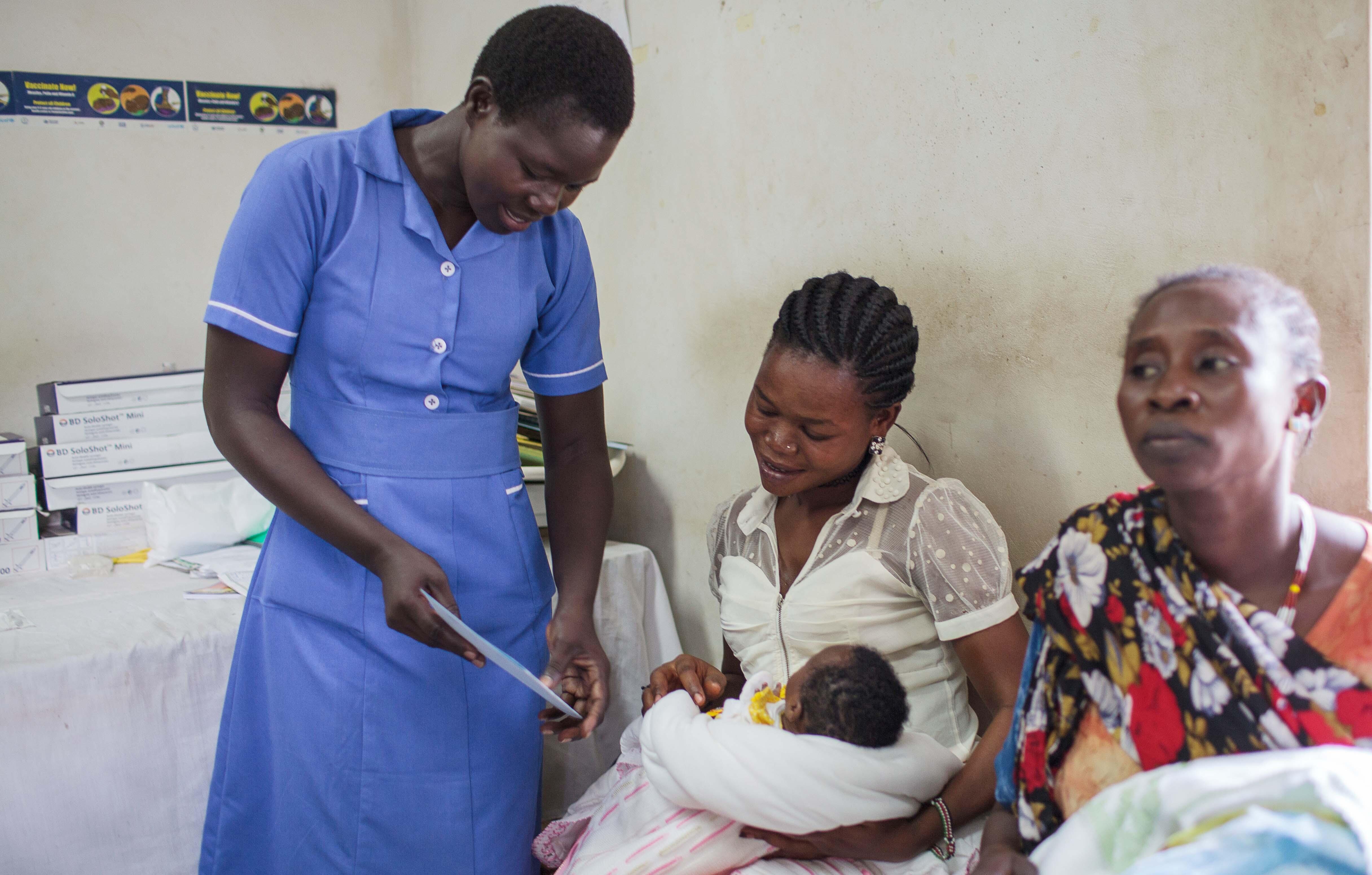 Lilian attends to a mother and her newborn at the Juba Teaching Hospital. (Photo: UNFPA South Sudan)